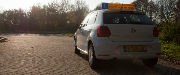 VW Polo in de zon (Auto- en motorrijschool Mastenbroek)